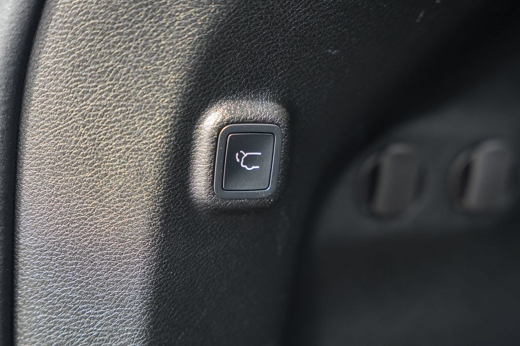 Used 2019 Jeep Cherokee Limited AWD/4WD image 11