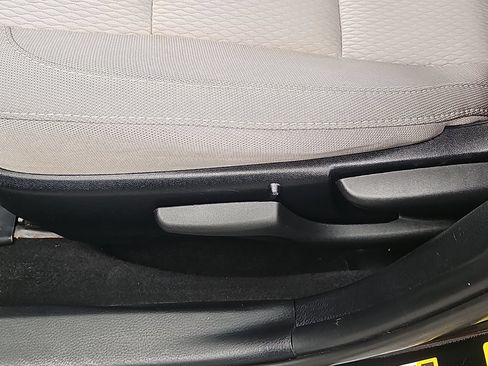 Used 2015 Toyota Corolla LE FWD image 16