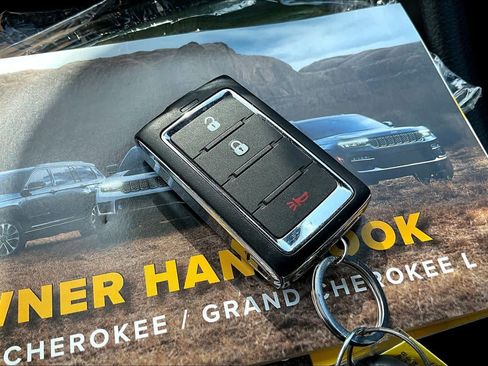Used 2025 Jeep Grand Cherokee Laredo X RWD image 15