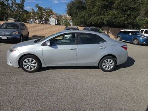 Used 2016 Toyota Corolla LE FWD image 2
