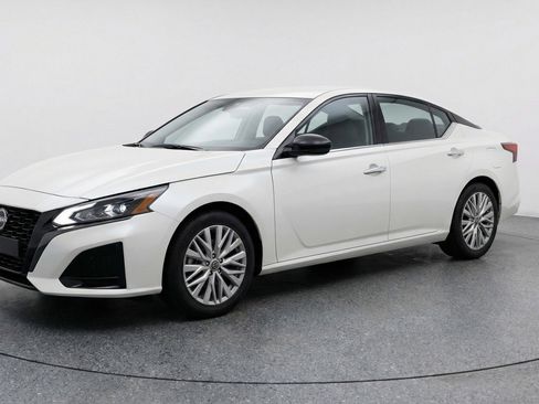 Used 2025 Nissan Altima 2.5 SV FWD image 3