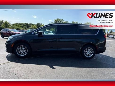 Used 2023 Chrysler Pacifica Touring-L FWD image 9