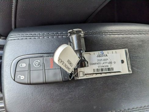 Certified 2025 Jeep Compass Latitude image 35