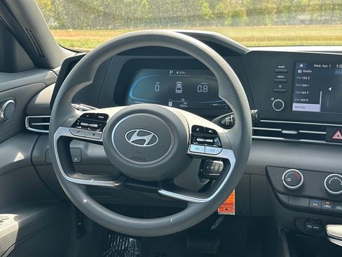 Used 2025 Hyundai Elantra SE FWD image 23