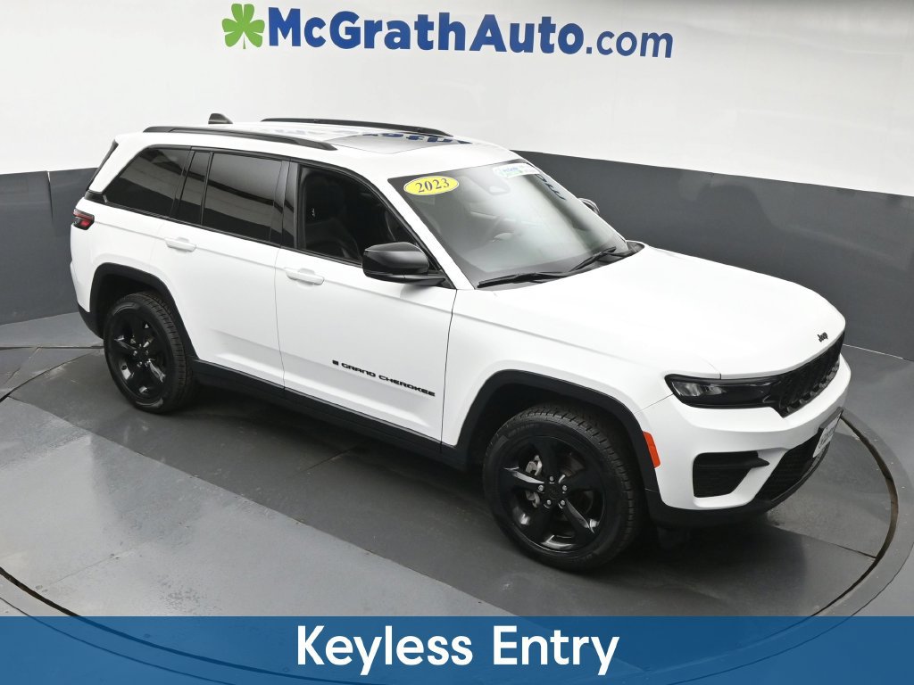 Used 2023 Jeep Grand Cherokee Altitude AWD/4WD image 3