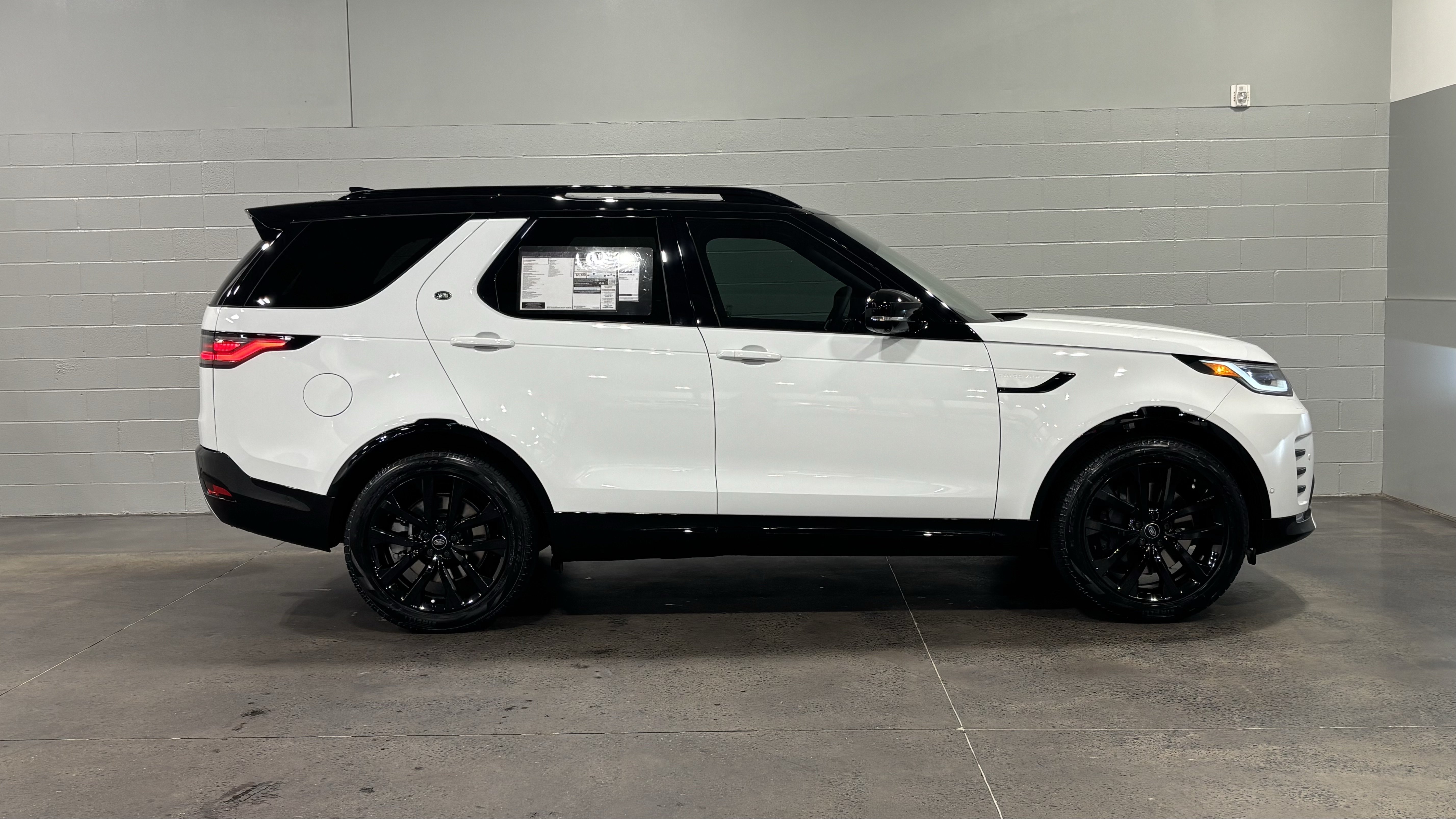 New 2026 Land Rover Discovery Limited Edition AWD/4WD image 13