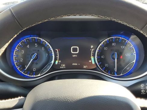 Used 2023 Chrysler Pacifica Touring-L image 21