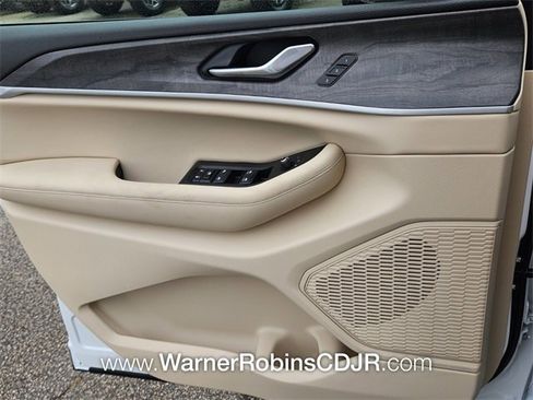 New 2025 Jeep Grand Cherokee Limited w/ Luxury Tech Group II image 29