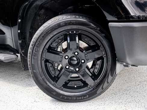 Used 2019 Toyota Tundra SR5 w/ SR5 Upgrade Package AWD/4WD image 13
