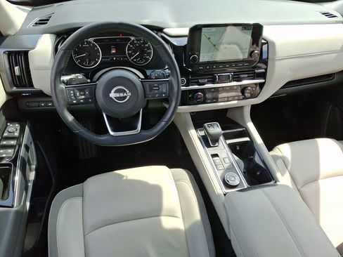 Used 2023 Nissan Pathfinder SL image 2