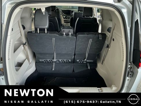 Used 2023 Chrysler Pacifica Touring-L FWD image 17