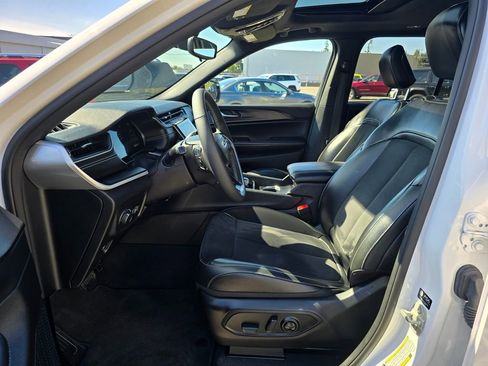 Used 2023 Jeep Grand Cherokee Altitude AWD/4WD image 19