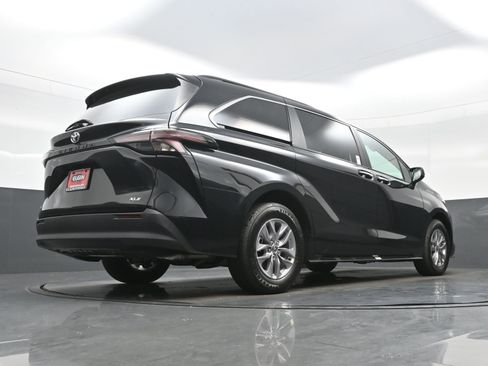 Used 2026 Toyota Sienna XLE FWD image 34