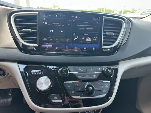 Used 2024 Chrysler Pacifica Touring-L FWD image 19