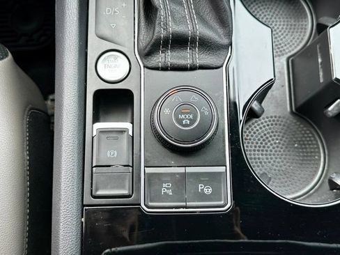 Used 2023 Volkswagen Atlas Cross Sport SEL Premium R-Line AWD/4WD image 32