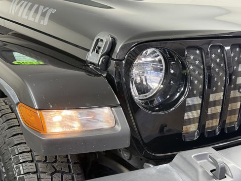 Used 2023 Jeep Gladiator Willys image 7