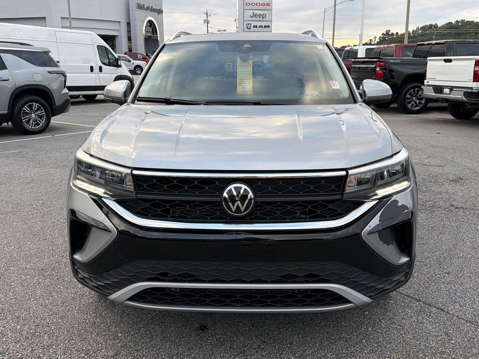 Used 2024 Volkswagen Taos SE FWD image 3
