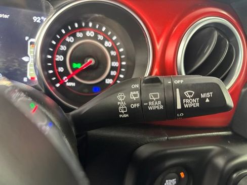 Used 2021 Jeep Wrangler Unlimited Rubicon w/ Cold Weather Group AWD/4WD image 10