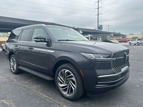 New 2026 Lincoln Navigator Premiere AWD/4WD image 2