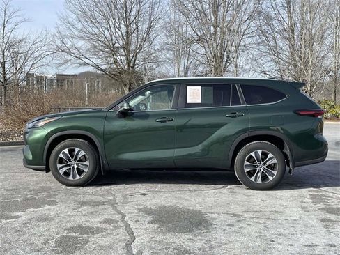 Used 2024 Toyota Highlander XLE image 2