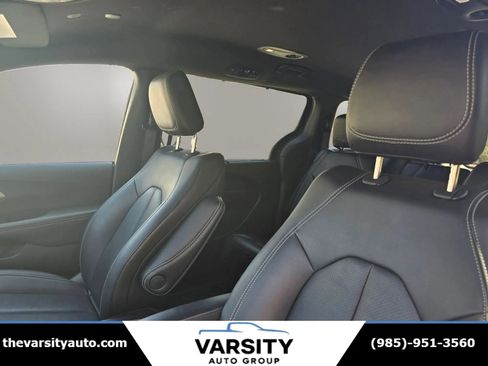 Used 2025 Chrysler Pacifica Select image 14