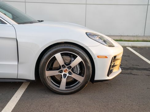 Certified 2025 Porsche Panamera 4 image 9