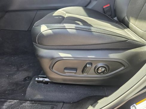 Used 2025 Jeep Grand Cherokee Altitude RWD image 10
