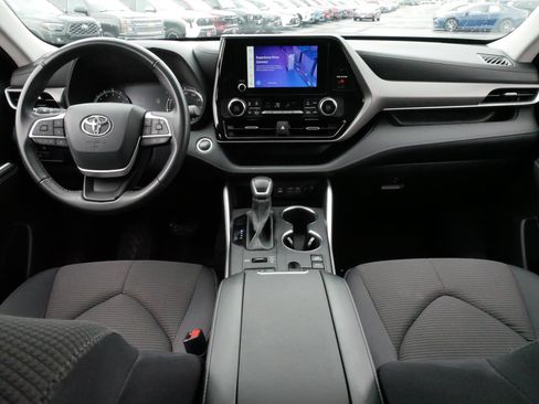Certified 2024 Toyota Highlander LE AWD/4WD image 10
