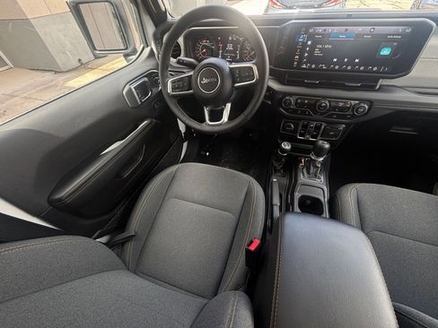 Used 2025 Jeep Wrangler Unlimited Sahara AWD/4WD image 34