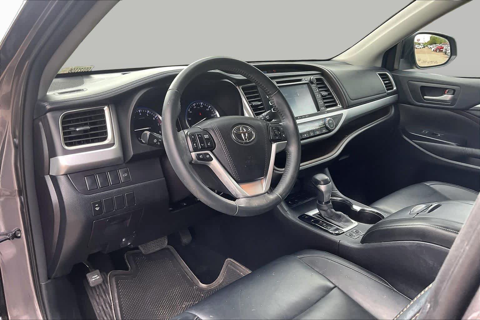 Used 2016 Toyota Highlander XLE FWD image 17