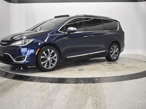 Used 2017 Chrysler Pacifica Limited image 2