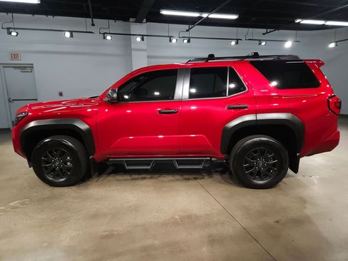 Certified 2025 Toyota 4Runner SR5 AWD/4WD image 4