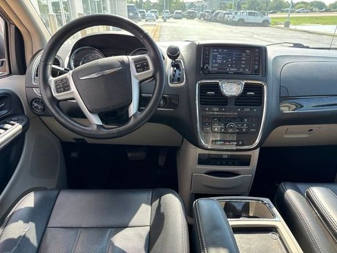 Used 2016 Chrysler Town & Country Touring-L FWD image 7