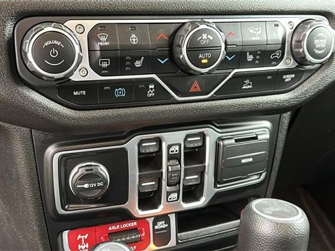 Used 2024 Jeep Wrangler Unlimited image 16