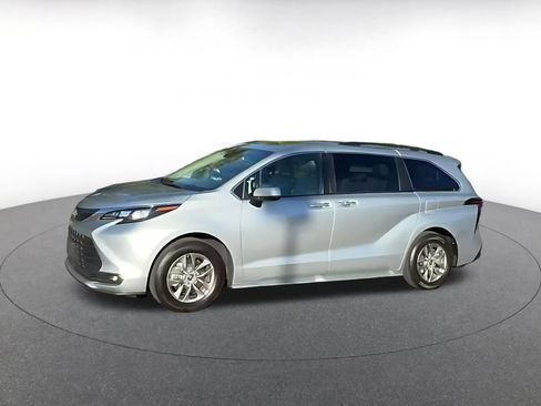 Used 2025 Toyota Sienna XLE FWD image 7