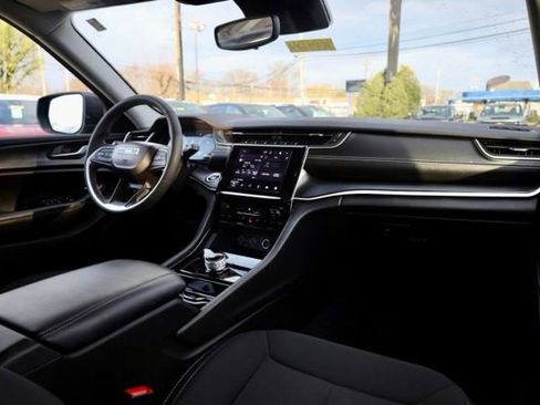 Used 2023 Jeep Grand Cherokee Laredo image 35