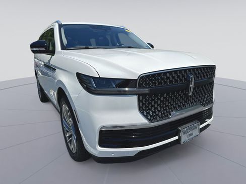 Used 2025 Lincoln Navigator Reserve AWD/4WD image 3