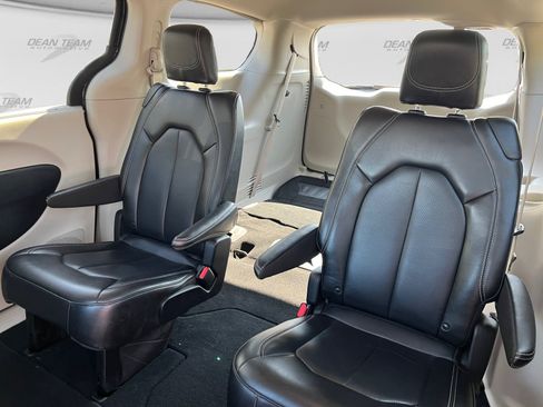 Used 2023 Chrysler Pacifica Touring-L FWD image 15