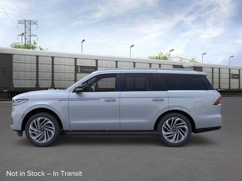 New 2026 Lincoln Navigator Premiere AWD/4WD image 3