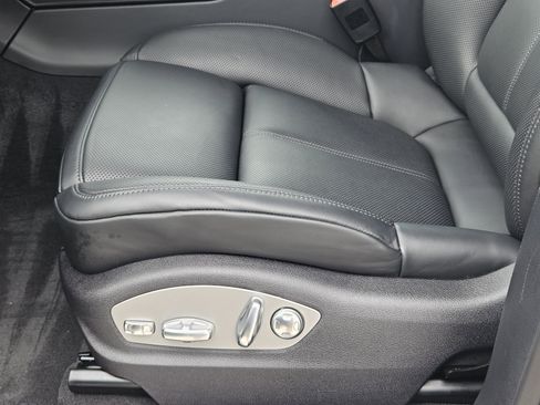 Certified 2026 Porsche Macan image 23