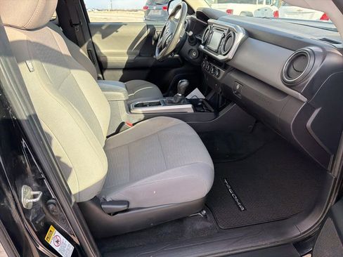 Used 2016 Toyota Tacoma SR5 w/ Towing Package image 9