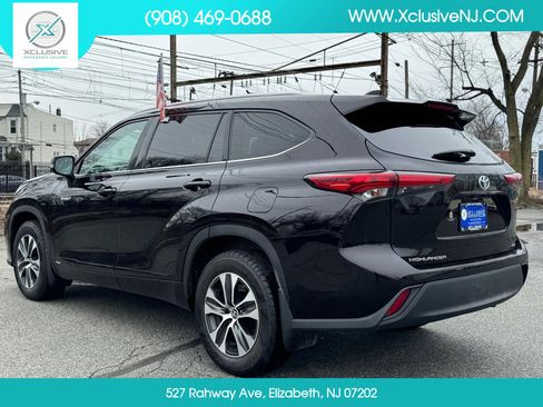 Used 2020 Toyota Highlander XLE image 2