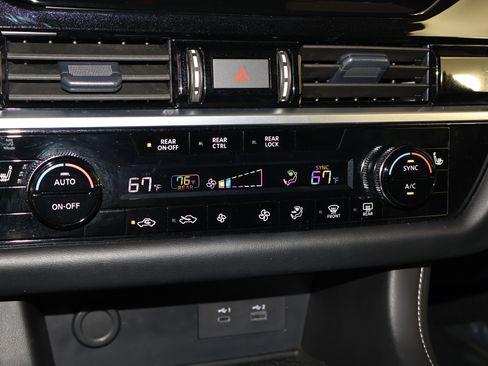 Used 2025 Nissan Pathfinder SV image 30