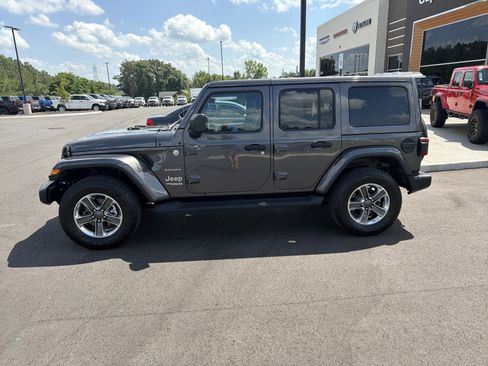 Used 2022 Jeep Wrangler Unlimited Sahara w/ LED Lighting Group AWD/4WD image 21