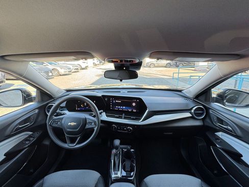Used 2025 Chevrolet Trax LT FWD image 33