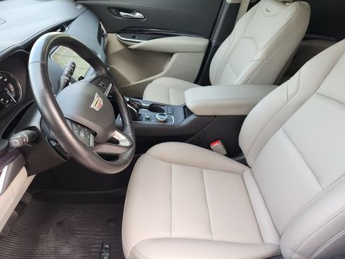 Used 2023 Cadillac XT4 Luxury w/ Cold Weather Package FWD image 4