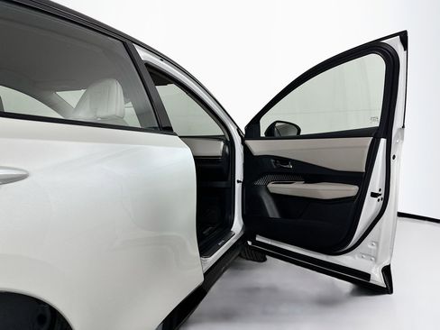 Used 2023 Nissan Ariya AWD image 32