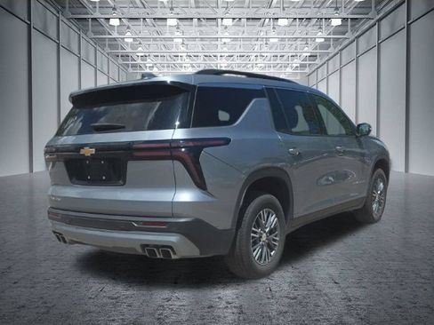 Used 2025 Chevrolet Traverse LT FWD image 6