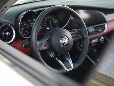 Used 2020 Alfa Romeo Giulia RWD image 5