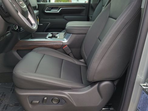 New 2026 GMC Sierra 2500 SLT w/ SLT Premium Package AWD/4WD image 6
